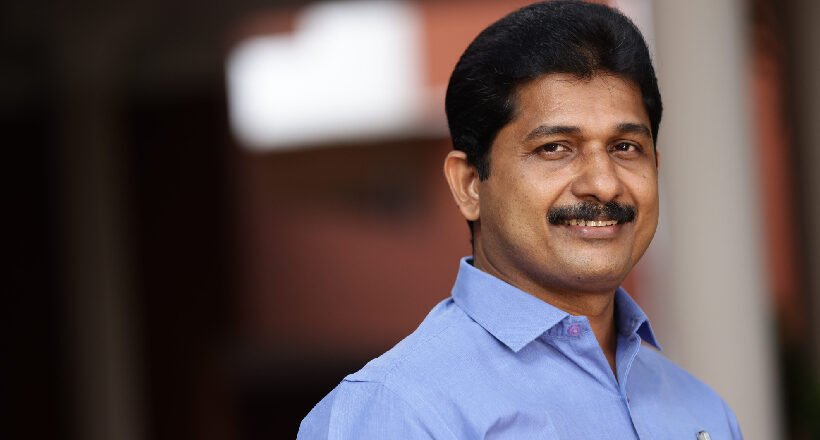 നിലമ്പൂർ വോട്ടെടുപ്പ്: വോട്ട് രേഖപ്പെടുത്തി എം. സ്വരാജ്