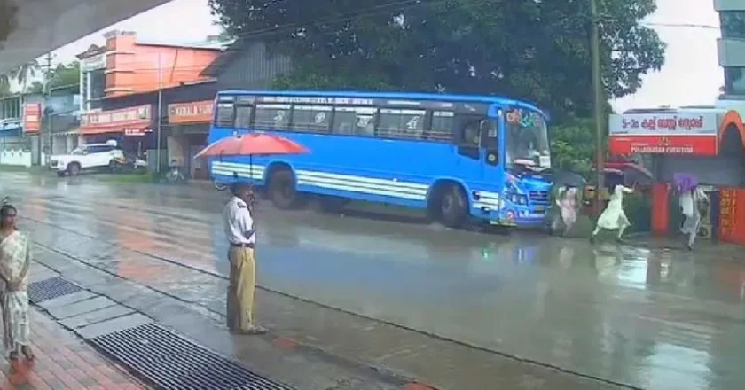 സ്റ്റാൻഡിലേക്ക് ബസ് ഇടിച്ചു കയറി, മൂന്നുപേർക്ക് പരിക്ക്