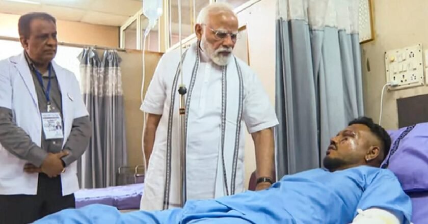 അഹമ്മദാബാദ് വിമാന അപകടത്തിൽ നിന്ന് രക്ഷപ്പെട്ട യാത്രക്കാരൻ വിശ്വാസ് കുമാർ ആശുപത്രി വിട്ടു