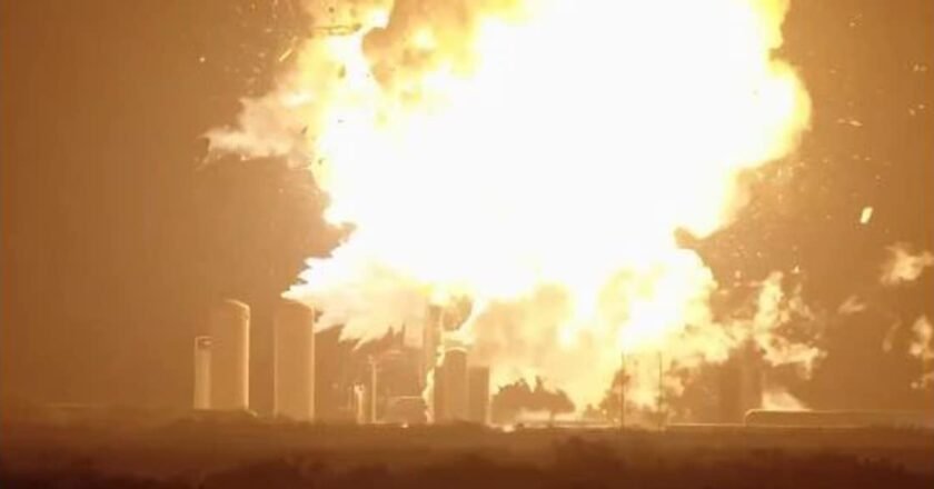 പരീക്ഷണ വിക്ഷേപം: സ്പേസ് എക്സിന്റെ സ്റ്റാർഷിപ് റോക്കറ്റ് പൊട്ടിത്തെറിച്ചു